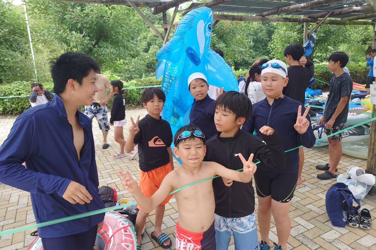 つま恋のプールを楽しむ島田道場の道場生たち